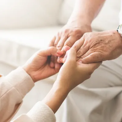 mensen die elkaars handen vasthouden mensen die elkaars handen vasthouden