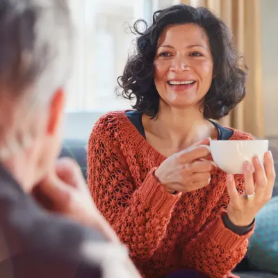 vrouw die koffie drinkt en lacht vrouw die koffie drinkt en lacht