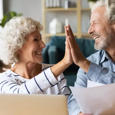 senior koppel achter pc gelukkig