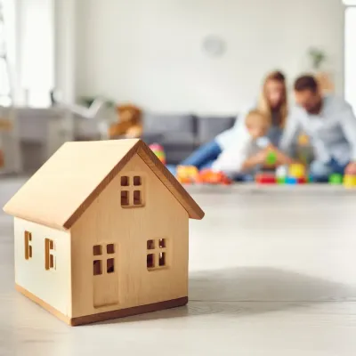 Een houten huis met een spelend gezin op de achtergrond Een houten huis met een spelend gezin op de achtergrond