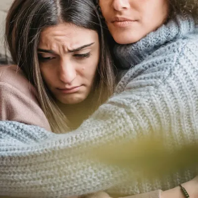 Twee vrouwen troosten elkaar Twee vrouwen troosten elkaar