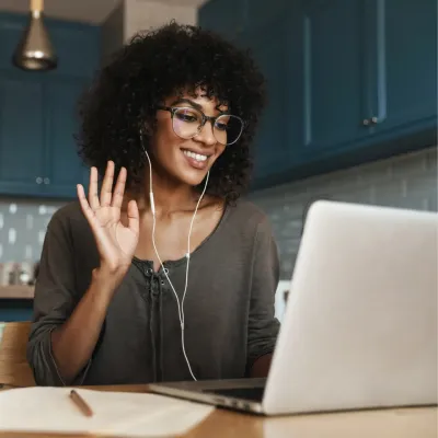 Vrouw die een videoconferentie met de notaris doet Vrouw die een videoconferentie met de notaris doet