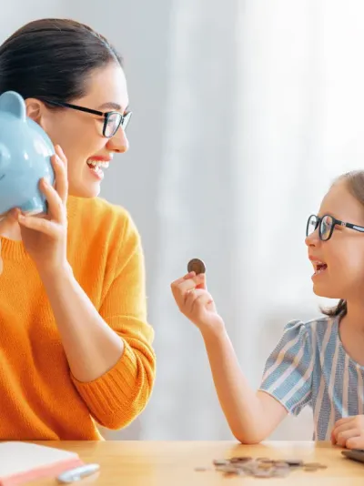 moeder met dochter geld aan het tellen moeder met dochter geld aan het tellen