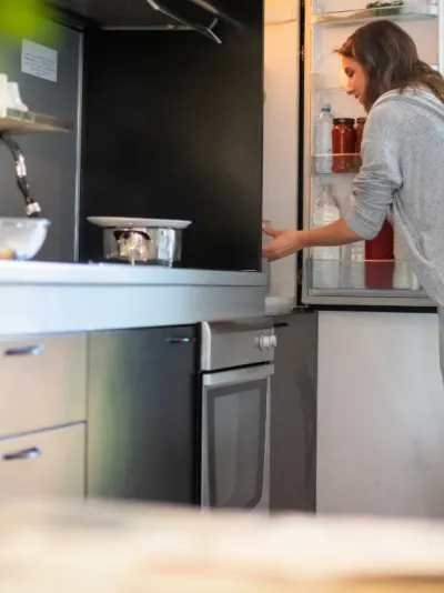 vrouw die iets zoekt in frigo vrouw die iets zoekt in frigo