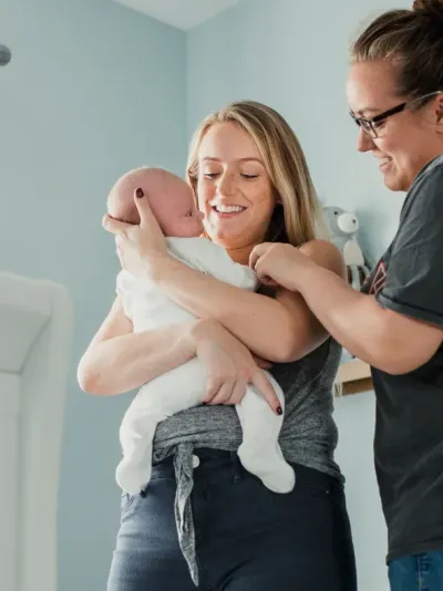 twee vriendinnen met baby twee vriendinnen met baby