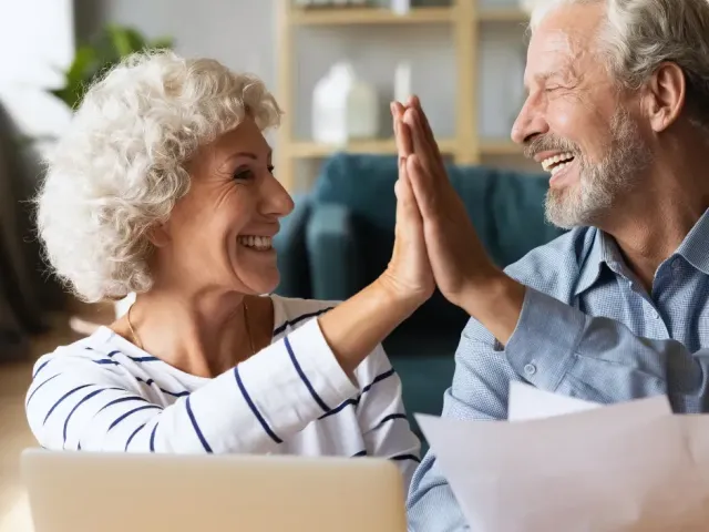 senior koppel achter pc gelukkig