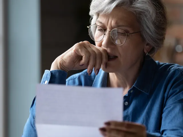 vrouw die testament leest